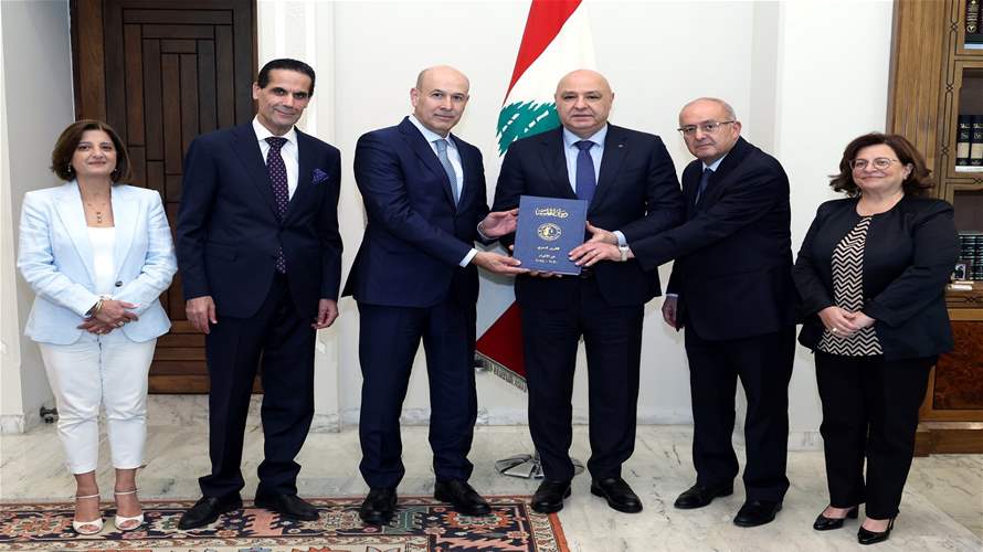 الرئيس عون بعد تسلمه من رئيس ديوان المحاسبة القاضي محمد بدران التقرير السنوي للديوان عن الأعوام ٢٠٢٠-٢٠٢٤: أجهزة الرقابة أساسية في وضع ادارات الدولة على الطريق الصحيح ومواجهة الفساد واحقاق الحق والعدالة والمساواة