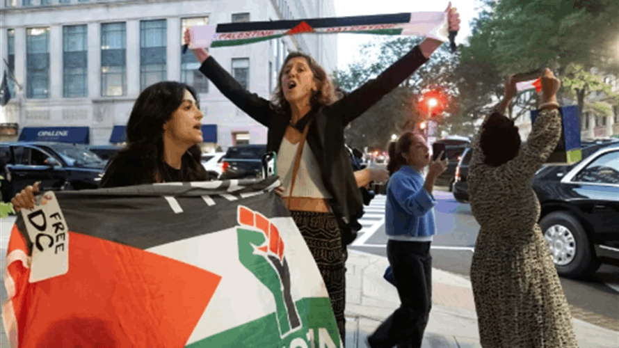 مؤيدون للفلسطينيين يواجهون ترامب في مطعم في واشنطن: "هتلر عصرنا"