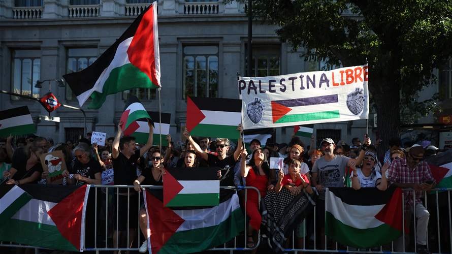 توقف سباق إسبانيا للدراجات في مدريد إثر اشتباكات بين الشرطة ومحتجين مؤيدين للفلسطينيين