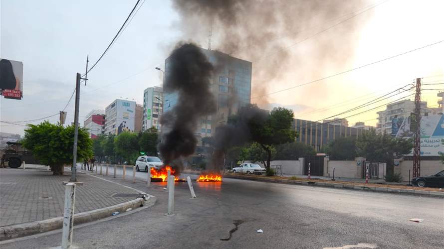 Retired soldiers block roads with burning tires in Beirut and Tripoli (Video)