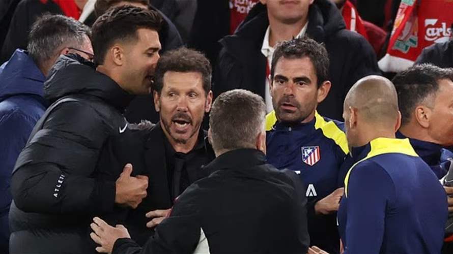 مدرب أتلتيكو مدريد "يفقد أعصابه تمامًا" بوجه جماهير ليفربول... حركة بذيئة وبطاقة حمراء (فيديو)