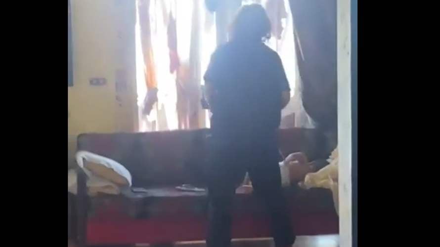 عنّفت طفلها وضربته من دون رحمة... وقوى الامن تتحرك (فيديو)