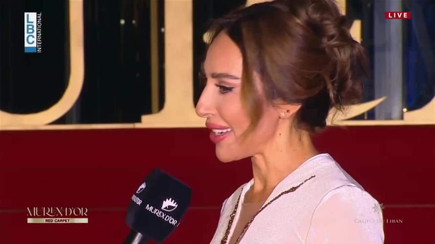 ورد الخال تخطف الأنظار بإطلالة ساحرة على السجادة الحمراء في حفل الموركس دور (فيديو)