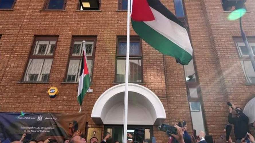 رفع علم فلسطين فوق السفارة في لندن