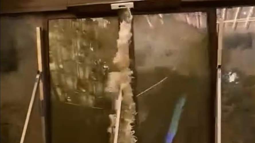 في مشهد مرعب... جدار مائي هائل يجتاح ردهة فندق في هونغ كونغ بسبب الإعصار العنيف "راجاسا" (فيديو)