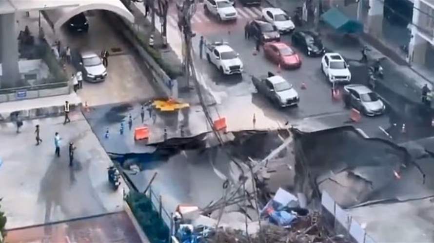 في لحظة صادمة... حفرة عملاقة تبتلع طريقًا مزدحماً في بانكوك إليكم تفاصيل ما حدث (فيديو)