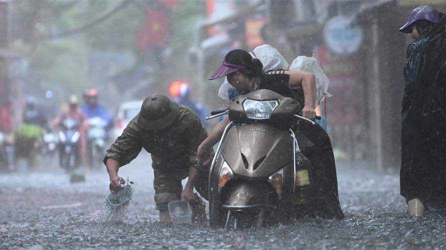 400,000 evacuated, 3 dead as severe storm batters the Philippines 