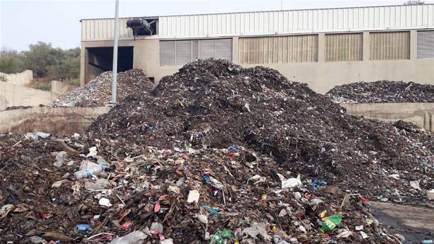 تنظيف معمل فرز نفايات المنية تمهيدًا لتشغيله بعد سنوات من التوقف