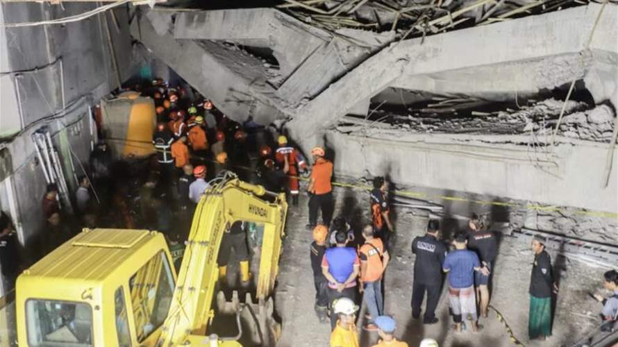 احتمال وجود 91 شخصا عالقين تحت مبنى مدرسة انهار في إندونيسيا 