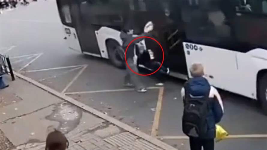 أثناء ركوب الحافلة مع والدته... طفل ينجو من حادث مروّع بأعجوبة وفيديو يوثّق اللحظة المرعبة! 