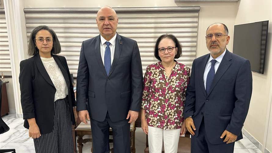 الرئيس جوزاف عون بدأ جولة على مراكز الهيئات الرقابية واستهلها بزيارة مجلس الخدمة المدنية حيث التقى رئيسته نسرين مشموشي ورئيس إدارة الموظفين بالوكالة والمدير العام لرئاسة الجمهورية الدكتور أنطوان شقير ورئيسة إدارة الأبحاث والتوجيه السيدة نتالي يارد