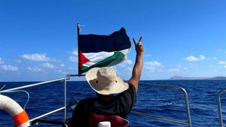 قارب من أسطول الصمود الذي اعترضته إسرائيل يرسو في قبرص