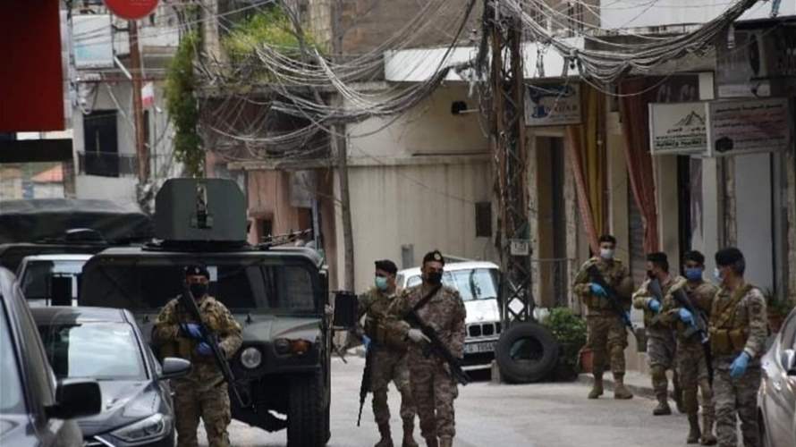 مداهمات للجيش اللبنانيّ لمنازل مطلوبين في حي الشراونة – بعلبك