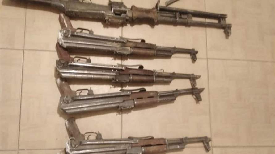 توقيف شخصين لاتجارهما بالأسلحة والذخائر الحربية ومصادرة كمية منها