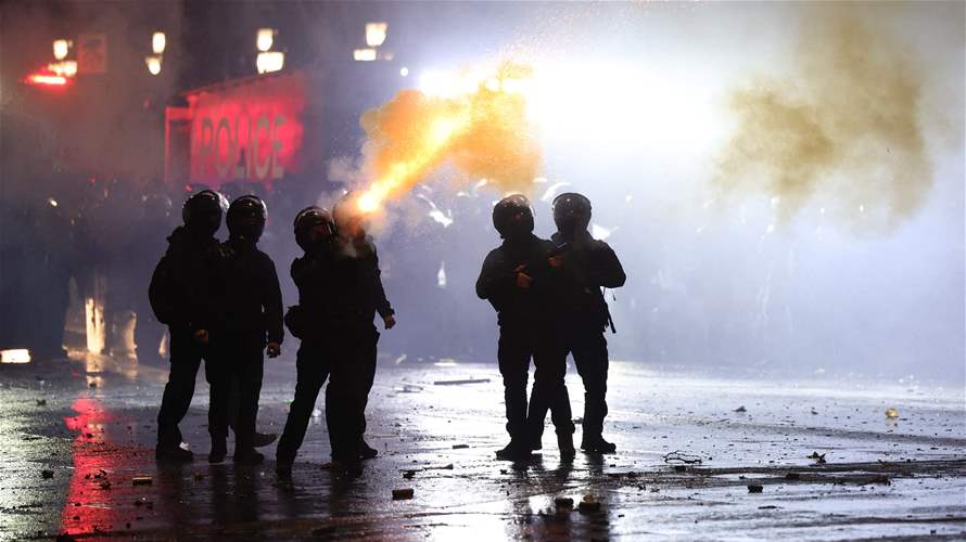 الشرطة الجورجية تطلق الغاز المسيل للدموع على متظاهرين حاولوا اقتحام القصر الرئاسي