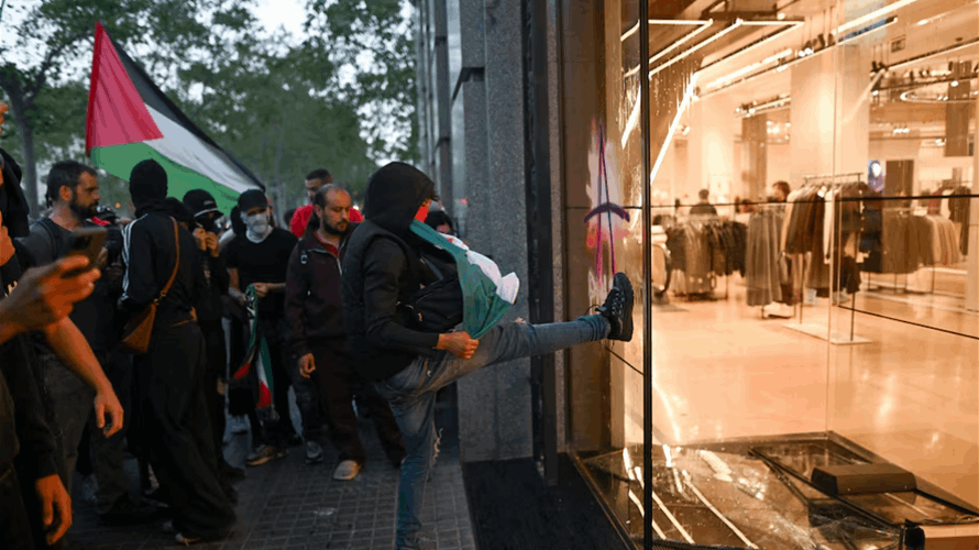 Eight arrested, 20 police hurt in clashes at Spanish Palestine march