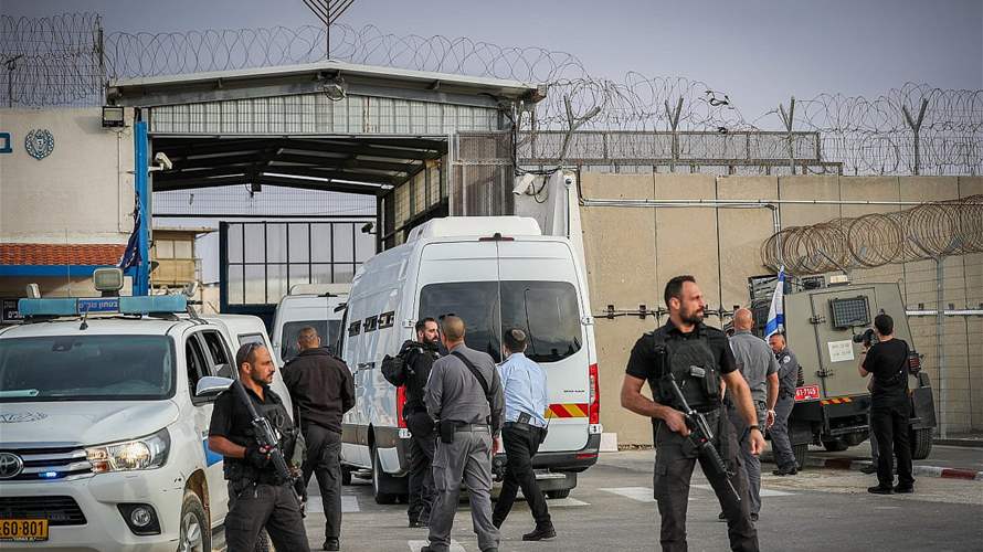 Palestinian detainees board buses at Israeli prisons