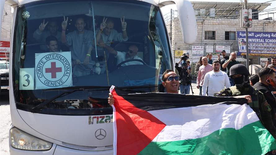 وصول حافلات تقلّ معتقلين فلسطينيين إلى خان يونس جنوب قطاع غزة 