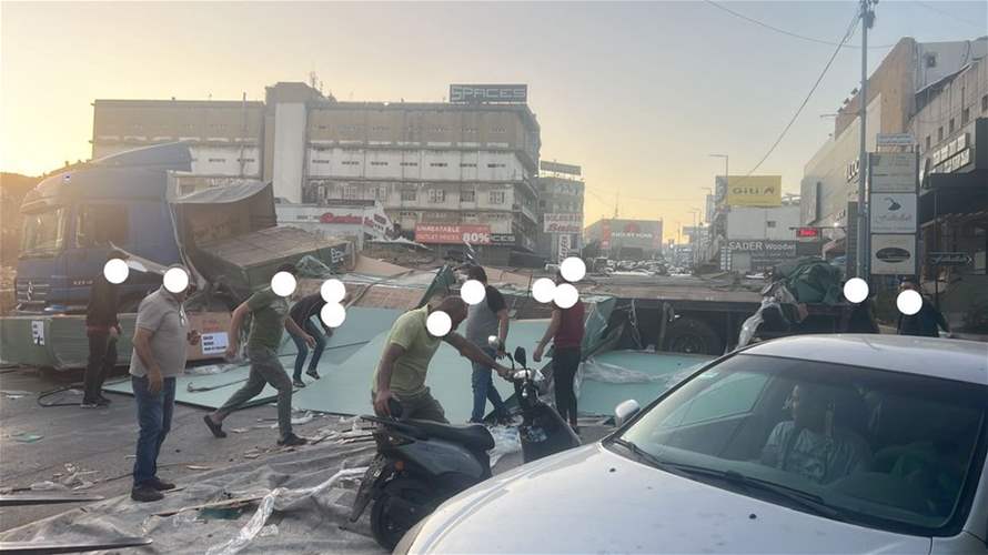 التحكم المروري: إنقلاب حمولة شاحنة على طريق عام المكلس - المنصورية وتحويل السير نزولا على طريق جبران التويني وصعوداً الطريق سالكة على مسرب واحد وحركة المرور خانقة في المحلة