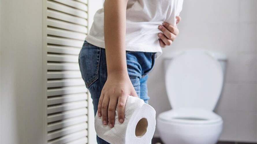 تعانون الإمساك المزمن؟ فاكهة ومشروب واحد قد يغيّران حياتكم!