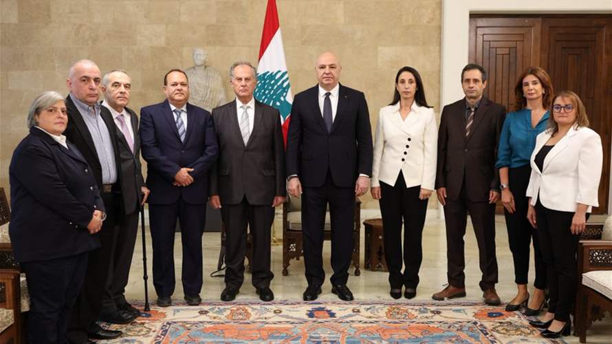 أعضاء الهيئة الوطنية للمفقودين والمخفيين قسرًا أدوا اليمين أمام رئيس الجمهورية الذي أكد أن الحق في معرفة الحقيقة هو حق مقدس لكل عائلة ودعا الجميع إلى التعاون وكسر جدار الصمت للمساهمة في كشف هذه الحقيقة مهما كانت قاسية