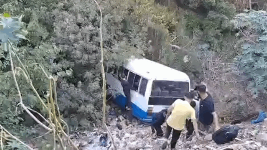 سقوط حافلة مدرسة تقل طلابا في منطقة بشامون (فيديو)