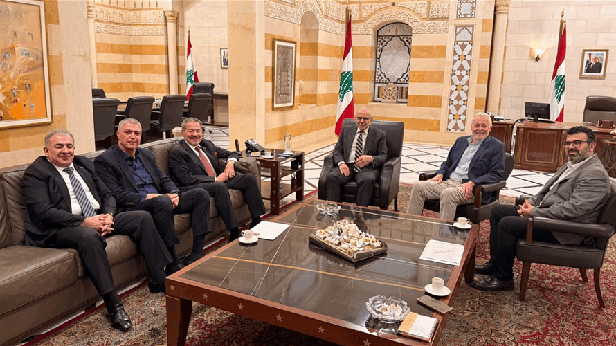 رئيس الحكومة عرض مع وفد فلسطيني أوضاع اللاجئين ومسار تسليم السلاح داخل المخيمات