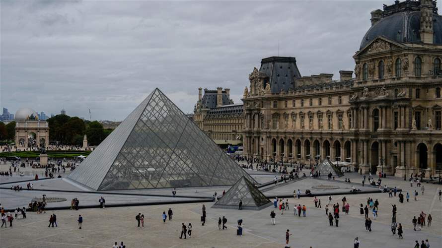 Chainsaw-wielding robbers flee Louvre with jewelry