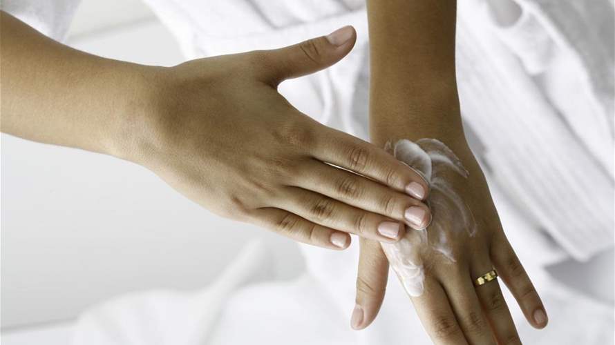 مع اقتراب فصل الشتاء... حلّ بسيط يساعد على معالجة مشكلة تشقق اليدين! 