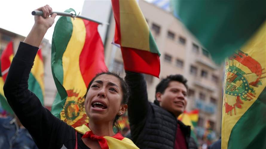 مئات المتظاهرين احتجاجا على انتخاب الرئيس الجديد في بوليفيا