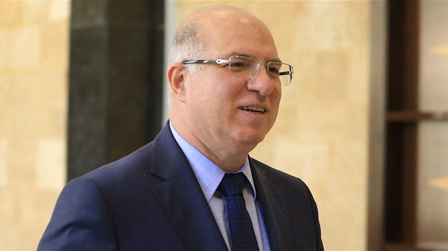 وزير العمل يكرّم محمد جعفر من ذوي الاحتياجات الخاصة ويؤكد تطبيق القانون لتعزيز اندماجهم في سوق العمل