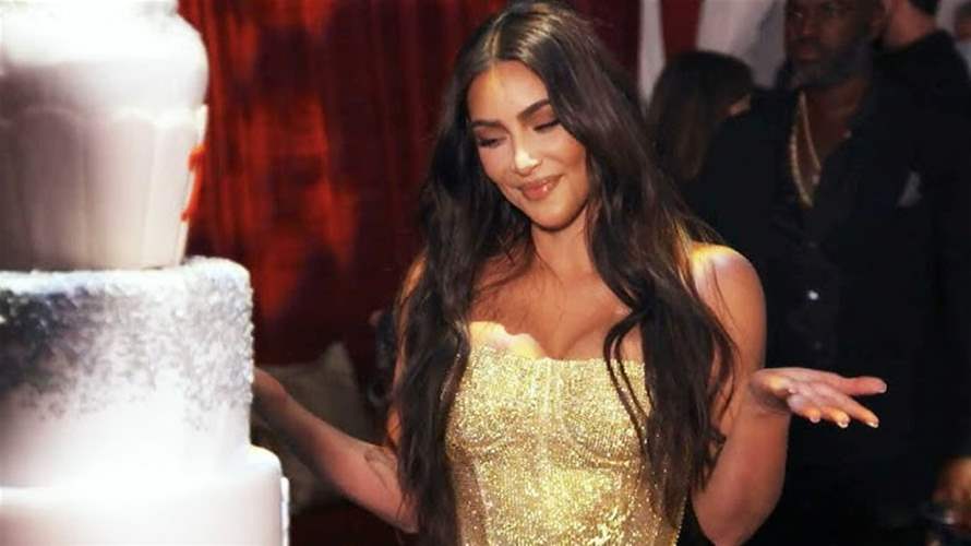 كيم كارداشيان تحتفل بعيدها الـ45 في باريس... وكعكة مميزة من أصدقائها في العمل (صور)