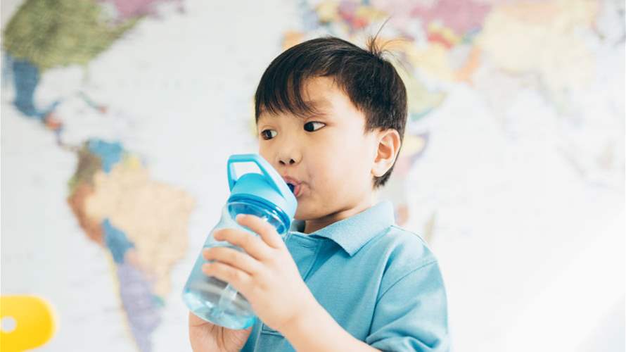 بعد أن أضاع 6 عبوات مياه في المدرسة... أمّ تعاقب ابنها بطريقة طريفة: لن تصدقوا ما فعلت! (فيديو)