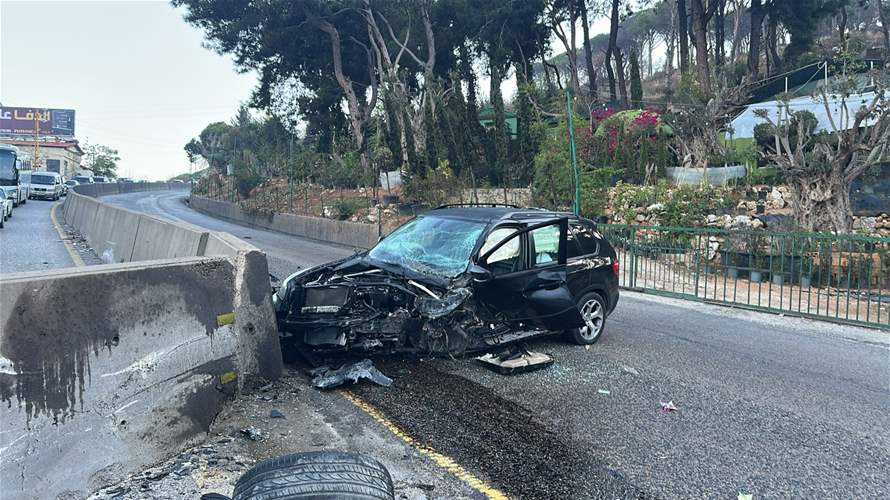 التحكم المروري: إصطدام مركبة بالفاصل الإسمنتي على طريق عام الكحالة باتجاه عاليه وحركة المرور ناشطة في المحلة