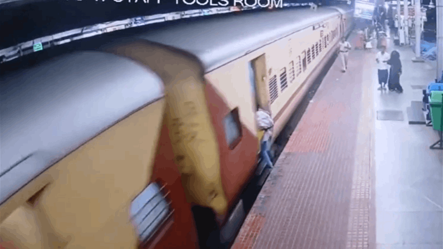 "سقطت قدماها بين القطار المتحرك والرصيف"... حارس محطة ينقذ فتاة في مشهد بطولي (فيديو)