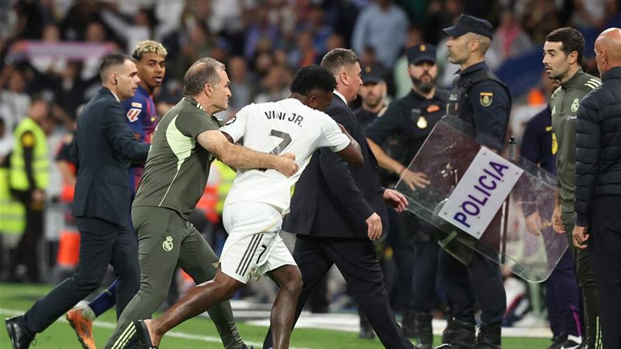 "أحيانا تأخذني الحماس": بعد نوبة الغضب اثر استبداله في الكلاسيكو... فينيسيوس يعتذر 