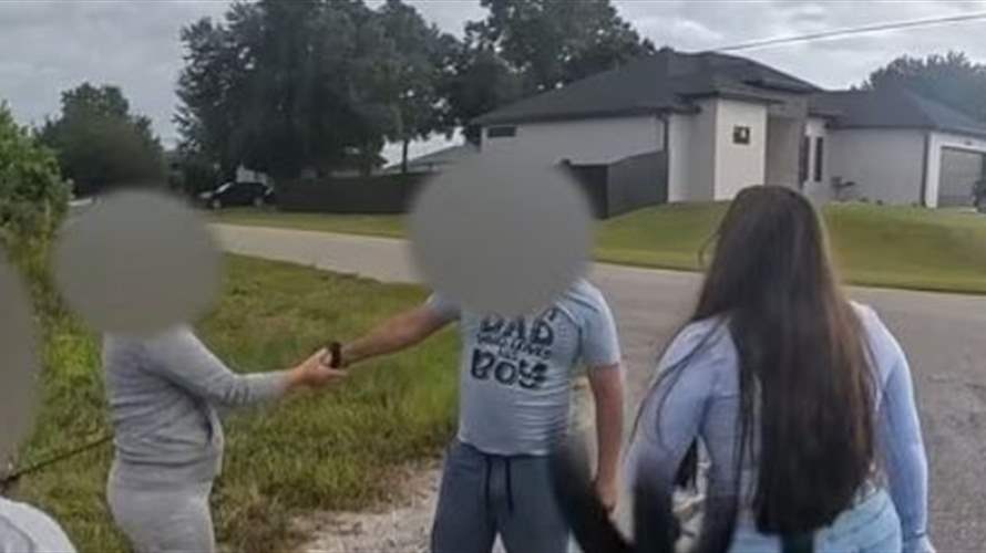 نزهة تنتهي بكارثة... امرأة تهاجم عائلة على الطريق بشكل صادم وفيديو يوثّق اللحظة! 