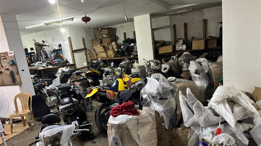 في بيروت... ضبط مستودع يحتوي على دراجات نارية مخالفة