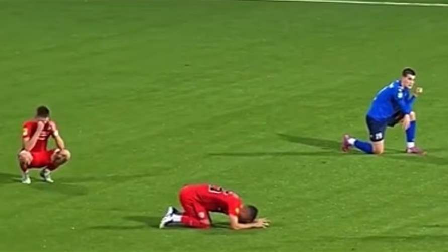سقط على جانب الملعب خلال المباراة... وفاة مفاجئة لمدرّب كرة قدم وردّ فعل مؤثر من اللاعبين (فيديو)
