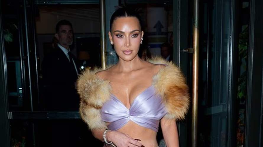 تجردت من ملابسها وغطّت جسدها بالطلاء: كيم كارداشيان تطل في جلسة تصوير نارية ومثيرة للجدل! (صور)