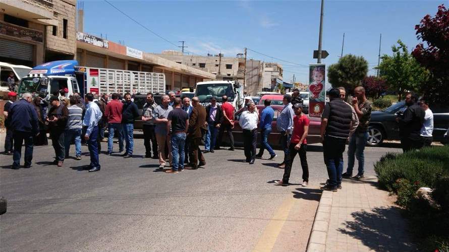 أهالي بلدة سرعين الفوقا أقفلوا طريق عام سرعين النبي شيت... 