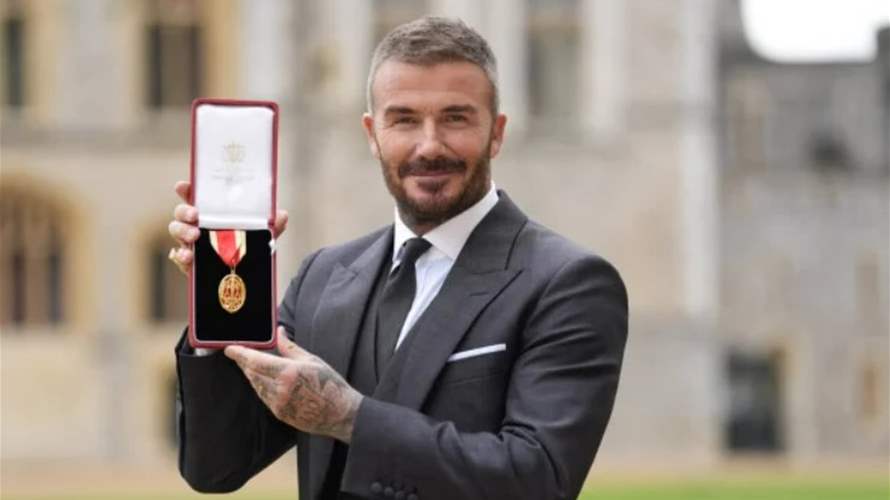 ديفيد بيكهام يحتفل بمنحه لقب "الفروسية الملكي" مع العائلة... وإطلالة نادرة لشقيقته فهل تشبهه؟ (فيديو)