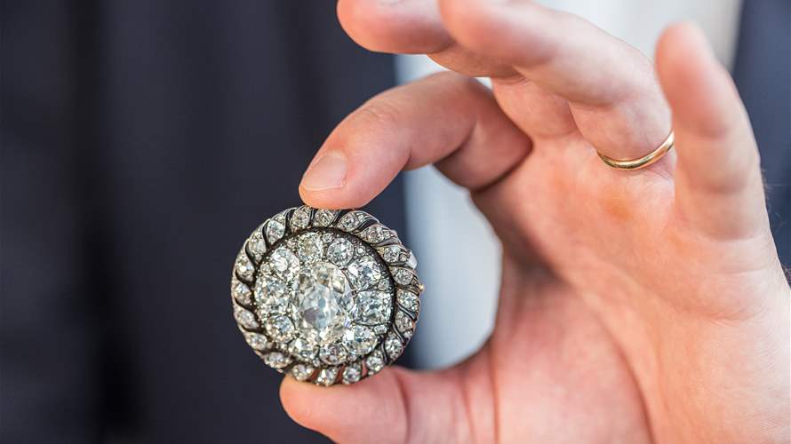 دبوس نابوليون يُعرض في مزاد جنيف... وسعره الخيالي يتخطى 200 ألف دولار!