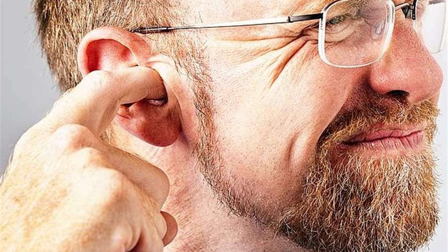 حكّة الأذن ليست دائماً أمراً عابراً... أطباء يحذرون من أسباب خفيّة وراءها