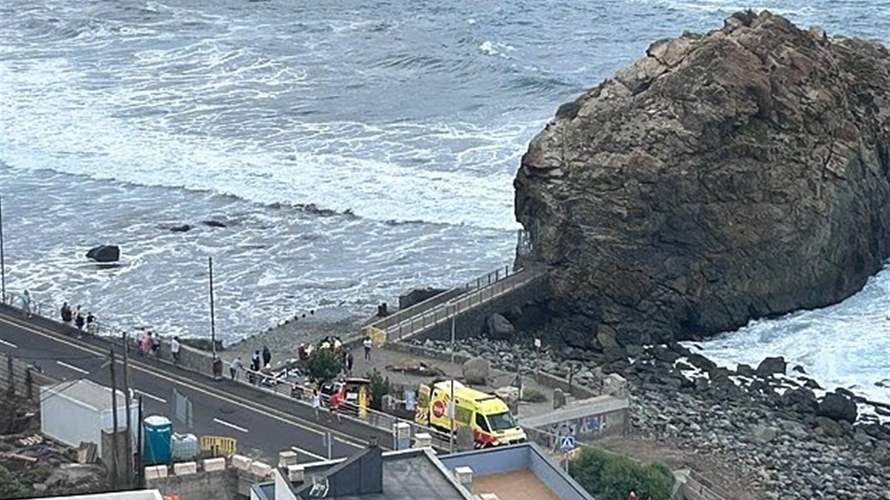 "ثوانٍ من الرعب"... موجة قاتلة تجرف العشرات في جزيرة إسبانية شهيرة (فيديو)