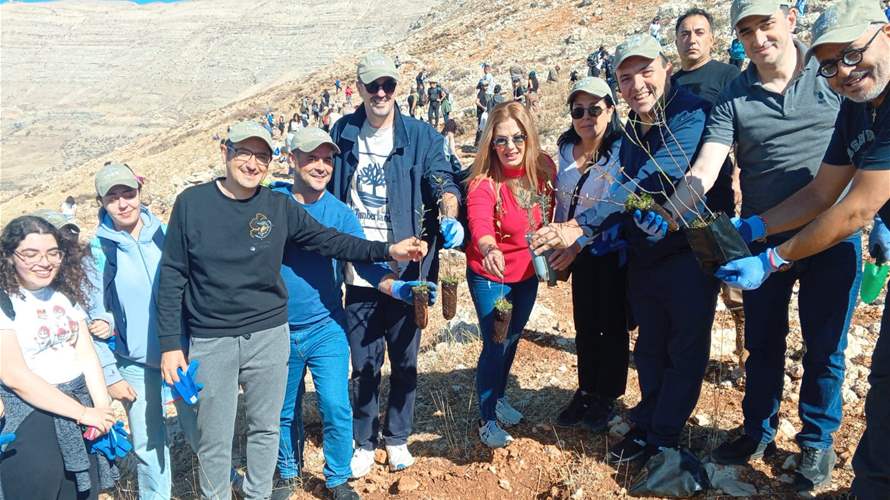 جامعة الروح القدس - الكسليك تشارك في تشجير جبل صنين: تقليد سنويّ يعزّز دورها البيئي والرابط مع خرّيجيها