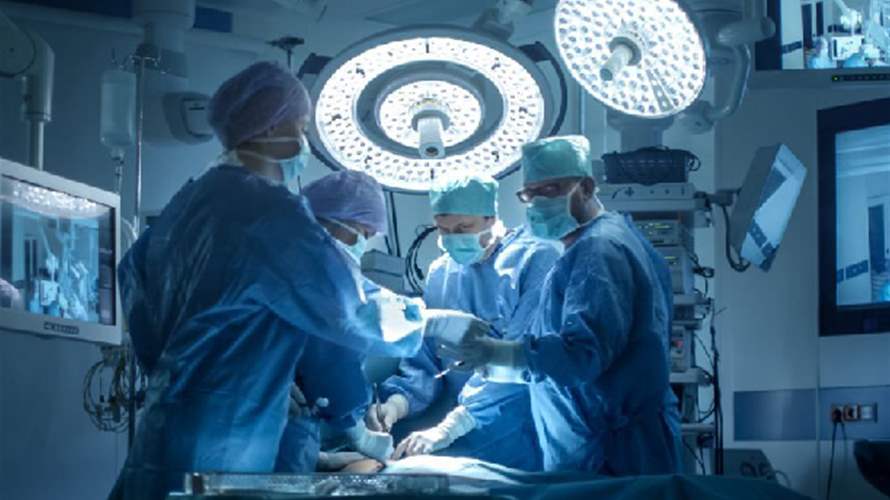 في حالة طبية نادرة... الأطباء يستخرجون كتلة شعر ضخمة من معدة فتاة عمرها 10 سنوات!