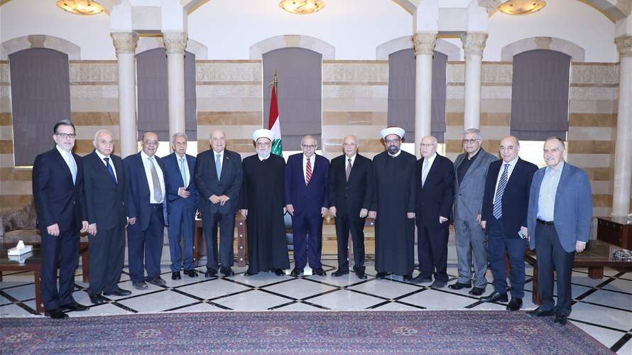 لقاء جمع وفدًا من المركز الإسلاميّ – عائشة بكار ورئيس مجلس الوزراء