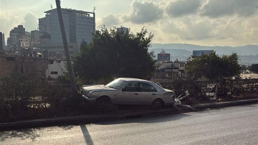 التحكم المروري: انزلاق مركبة واصطدامها بالفاصل الوسطي على أوتوستراد الرئيس لحود محلة تحويطة النهر باتجاه الصياد والأضرار مادية ودراج من مفرزة سير بعبدا يعمل على المعالجة