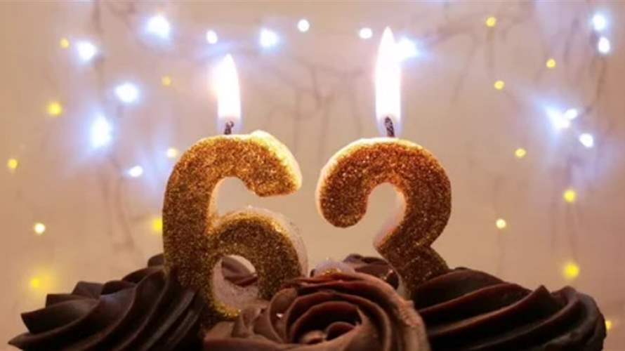 كأنها شابة عشرينية... نجمة عالمية تحتفل بعيد ميلادها الـ63 بإطلالة خلابة (صور)